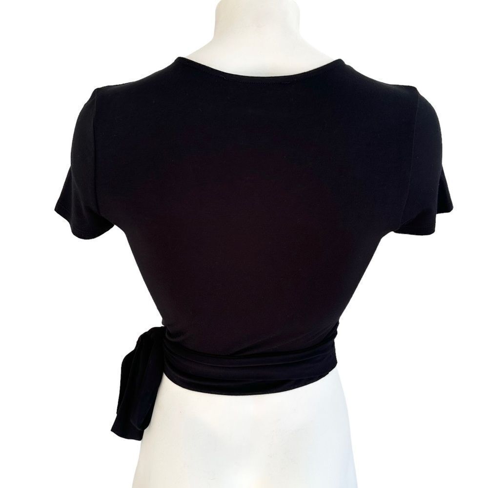🆕Black Short Sleeve Wrap Crop Top - Picture 3 of 7
